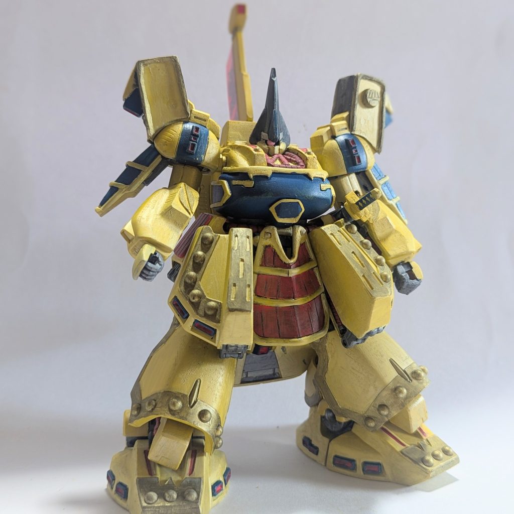 素立ちベースはシルバーイエロー縁どりに黒を混ぜたゴールドで塗り分け。ターナーアクリルガッシュの筆塗りです