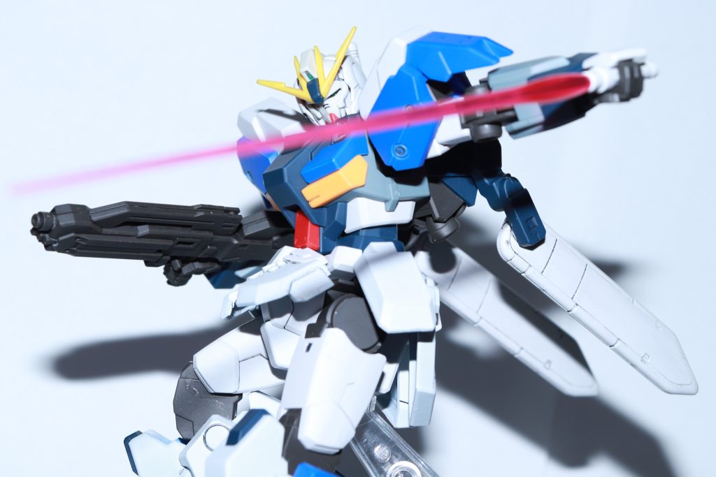 武装はジーラインのものを踏襲しているが,ビームライフルは仕様が変更されており,全体的に簡素なつくりになっているが,性能に大きな差はない。