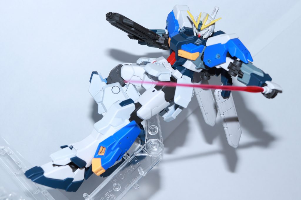 加工は少ないですが,外装についてはほぼ塗装しています。特に下半身の外装(スカートやふくらはぎ周りなど)は本体と色がわかれていたため,統一感を持たせるために白で塗装脚部横のユニットについては元の紺から青に変更しました。