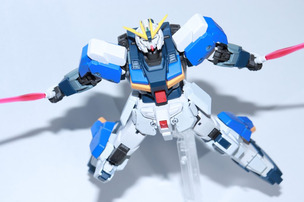 上半身の外装は加工は全くしていませんが,青の色味のみ変更元の水色?から鮮やかな青に塗り替えました。