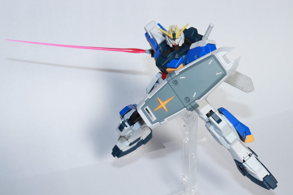 RX-81G ガンダム·ジーラインRX-81ジーラインをベースに作られたガンダムタイプ換装により様々な状況に対応できるジーラインとは異なり,単騎での汎用性を重視した仕様となっており,下半身はスタンダードアーマーと同等の外装を固定装備している。しかし,上半身についてはパイロットの腕や状況に応じて換装が可能となっている。