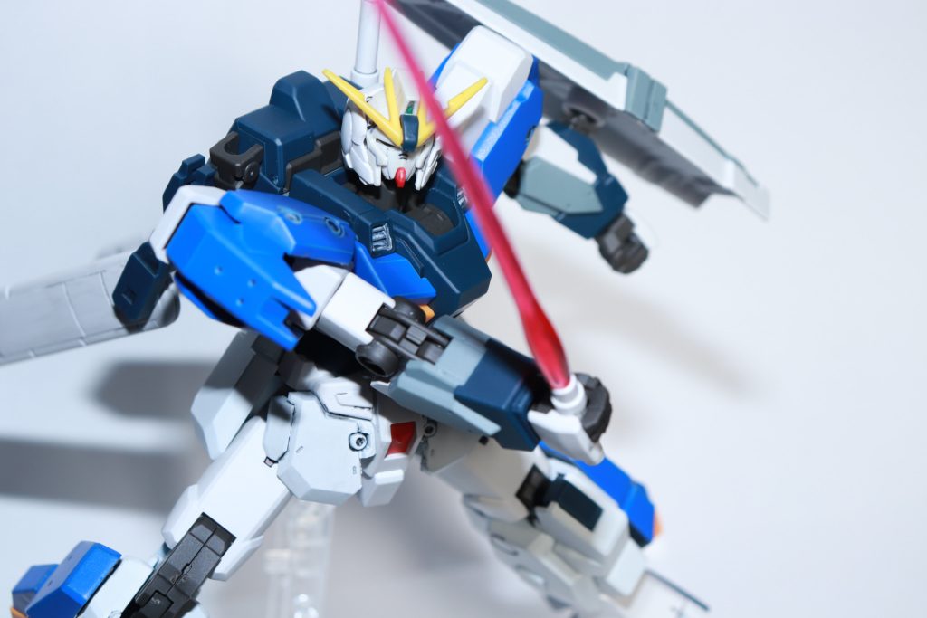 バックパックは少し加工プロペラントタンクを付けたかったので,ガトリングスマッシャー用の外装を加工して装備ガトリングスマッシャーを無しにして,ビームサーベルを取り付けましたなんとなくセカンドロットのガンダム(4号機など)っぽい雰囲気になりました。