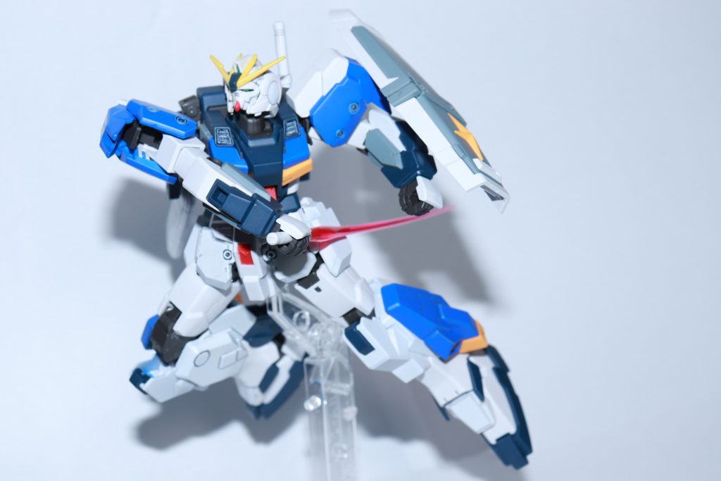 基本はジーラインとし,大きな加工は頭部と前面スカートのみにしています。スカートは左右一枚だったものを分割し小型化頭部はジーラインのものにナラティブの顔を現物合わせでねじ込みました。元々はナラティブのものをそのままつけていたのですが,少し違和感があったので組み合わせることになりました。