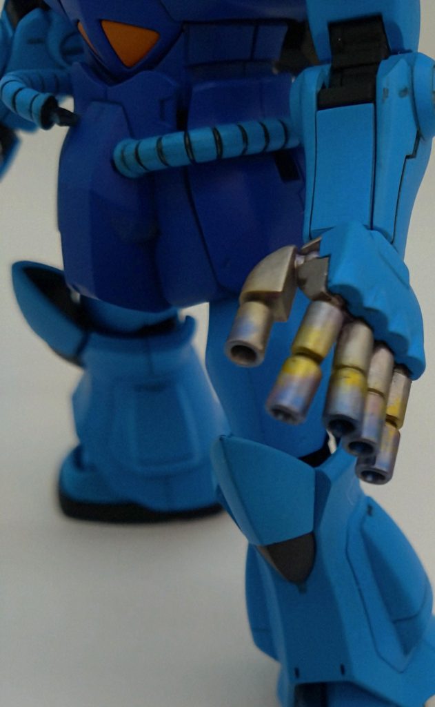 そうですコレですフィンガーバルカンの色がブルーってのが納得いかなかったので自分設定で覚えたてのチタン塗装（風）でアレンジ。指4本も独立して可動させました。しかしフィンガーバルカンの玉って何処に収納してるんですかね？それを言うならヒートロッドも…おっと誰か来たようだ。。