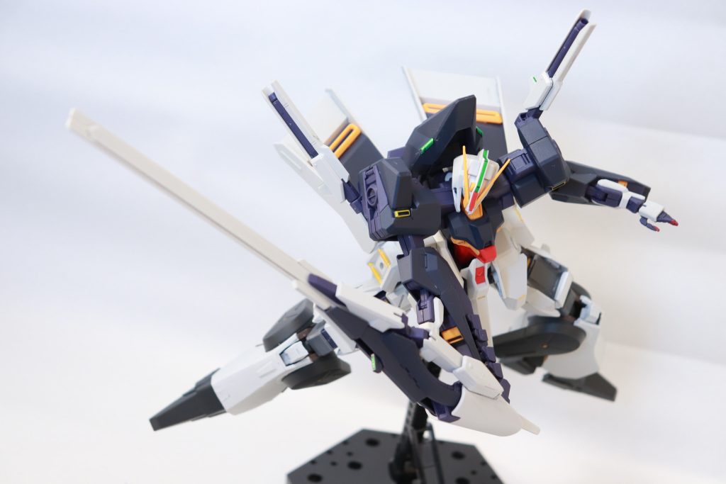 ラー形態では色々付いてごちゃごちゃするため,可動域が狭くなってしまいます…ノーマル形態にすることでラー形態ではとれなかったポージングが出来るように