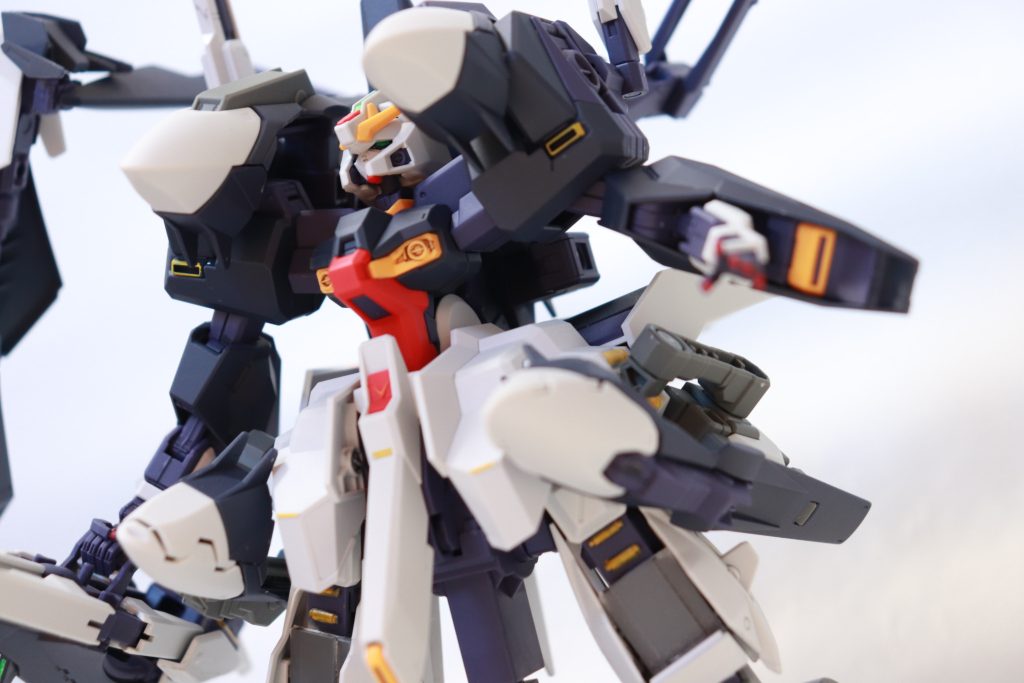 太ももはウーンドウォートのものを加工して使用しました。前面のパーツを取り外し,プラ板を使ってイラストっぽく加工しました。