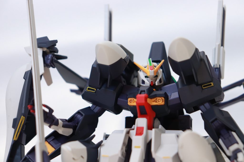 設定画はアゴが長いタイプの頭部を使用したものでしたが,今回はHGUCのハイゼンスレイⅡ·ラーをベースにしたため,ガンダムタイプの頭になっています。カラーリングもキットからいじらず試験機カラーにしています。