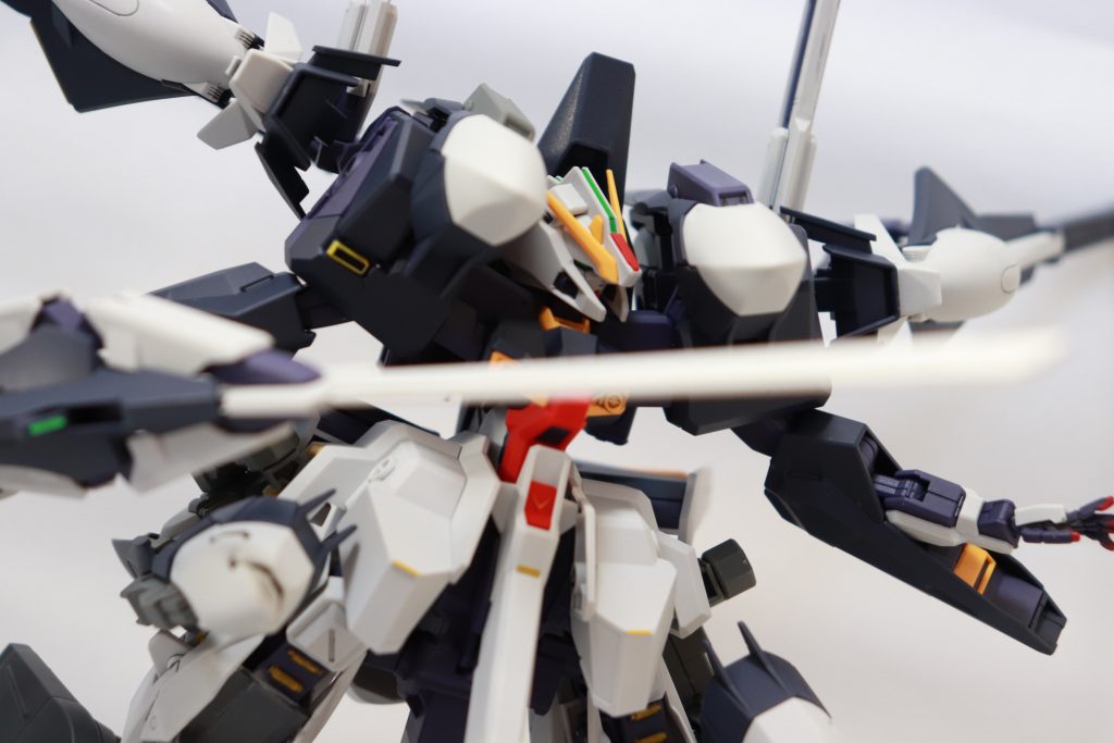 手持ちの武装はコンポジット·シールド·ブースター(以下CSB)のみキット化されている仕様のハイゼンスレイⅡ·ラーはCSBを2本装備していますが,このタイプでは1本のみのようでした。