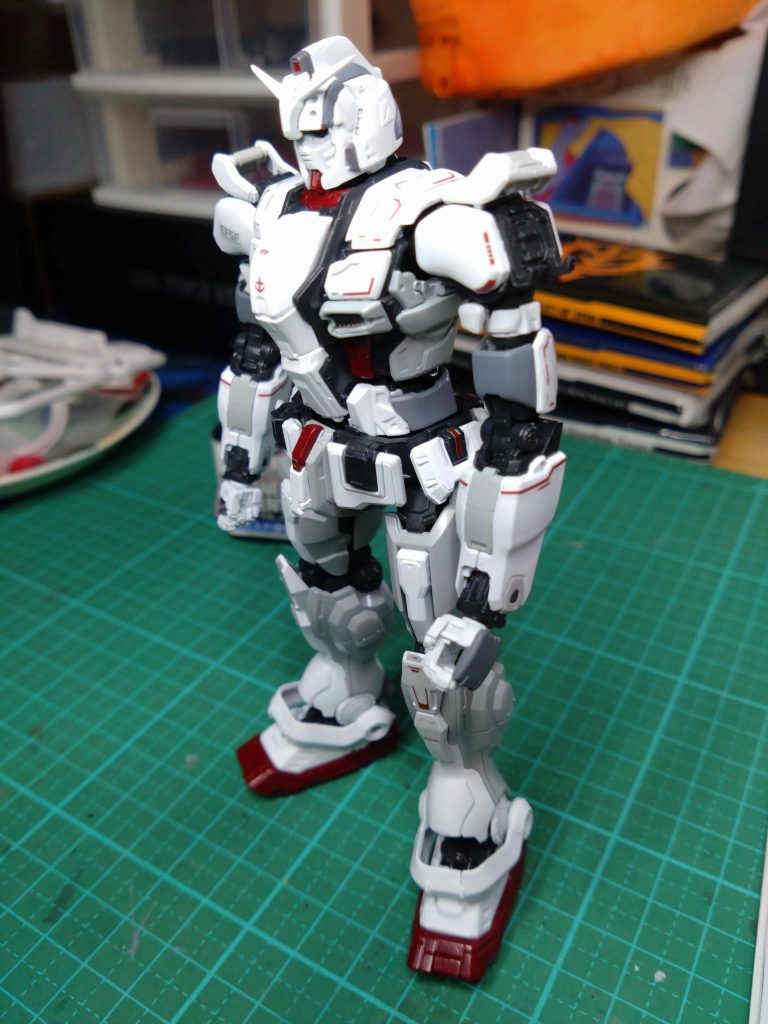 付属のデカールを貼る老眼にはかなりキツイ作業となる。スケキヨ感2。