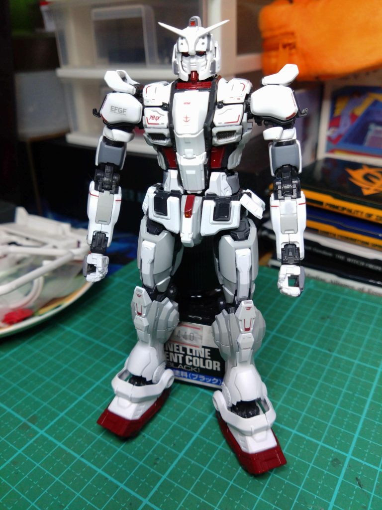 あんなに白かぁったのに〜♪ここまでは白かった。本当に白かったんだぁ!が、しかしデカール貼った後に流し込みのスミ入れをやったばっかりにデカールの隙間にスミはいりこんじゃったよ!何やってんだよと慌てたけど後の祭り。泣く泣く手をプルプル震えながら貼ったデカールを全て剥がし最後の工程へと。まぁ水転写式デカールじゃなかったので薄々気づいてましたが、何故スミ入れより先に付属デカール貼ってしまったのか?多分早く汚し塗装がやりたくて完成を焦ってしまったんでしょうねぇ。もう一度作る機会があればそれまでに復讐のレクリエム版水転写式デカールが販売されてればいいなぁ。