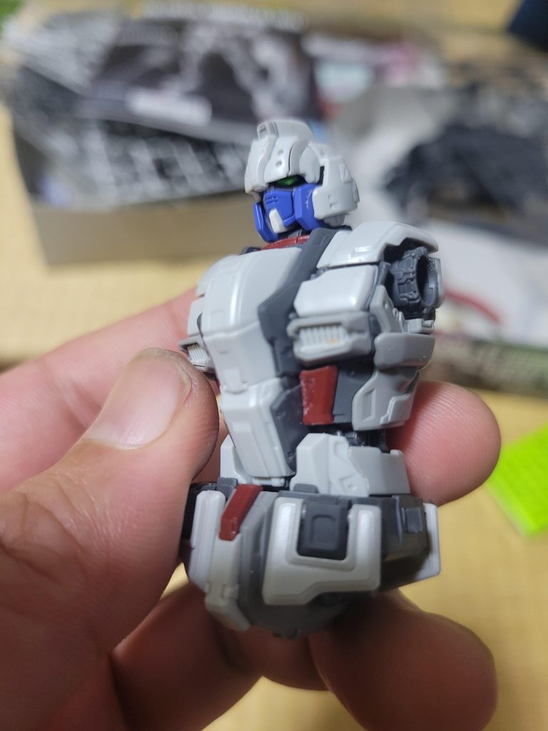 通常のガンダムマスクにしました。