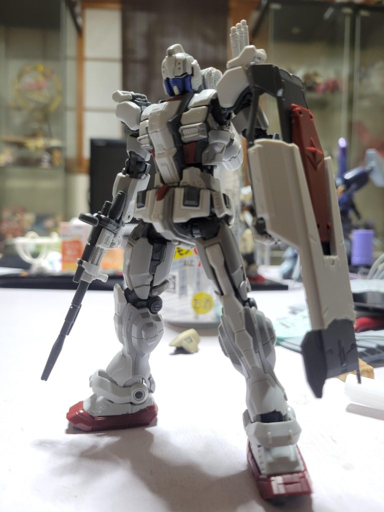 他改造箇所に肩の内側外側を逆に。二の腕のパーツを一つ外し腕を短縮して、一般的なスタイルに変更してます。