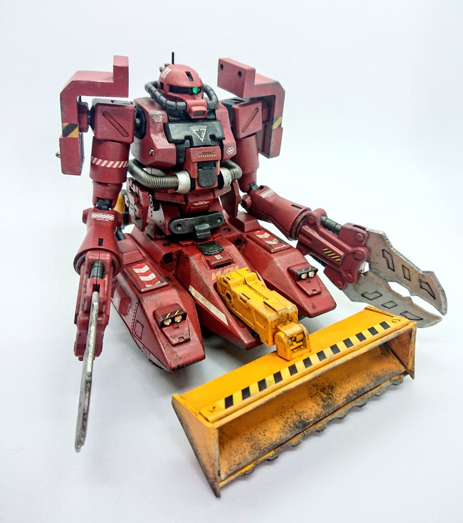 ・ドーザーオプション今回は初めてドーザー部分をプラ板とプラ棒等で自作しました接続部は30MMでピッタリなパーツがあったので拝借塗装後のウェザリングもいい感じで気に入ってますこのおかげで前作のランバ・ラル専用旧ザクのヒートホークの製作を決めました