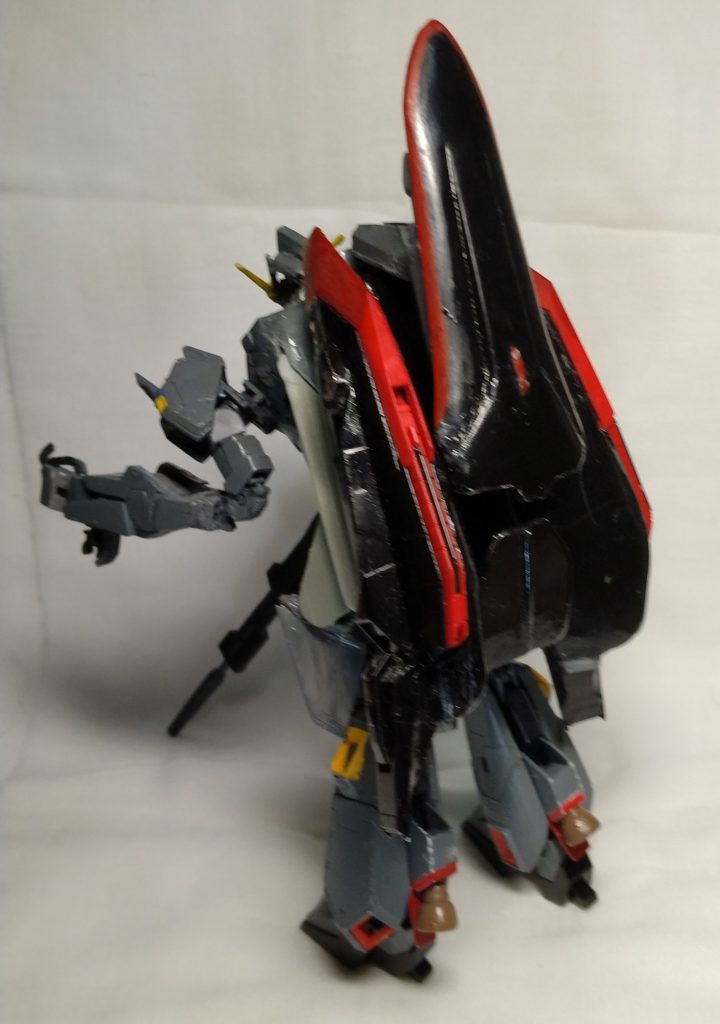 　モビルスーツ時は、ウェーブライダー部分は、背面に折りたたまれる