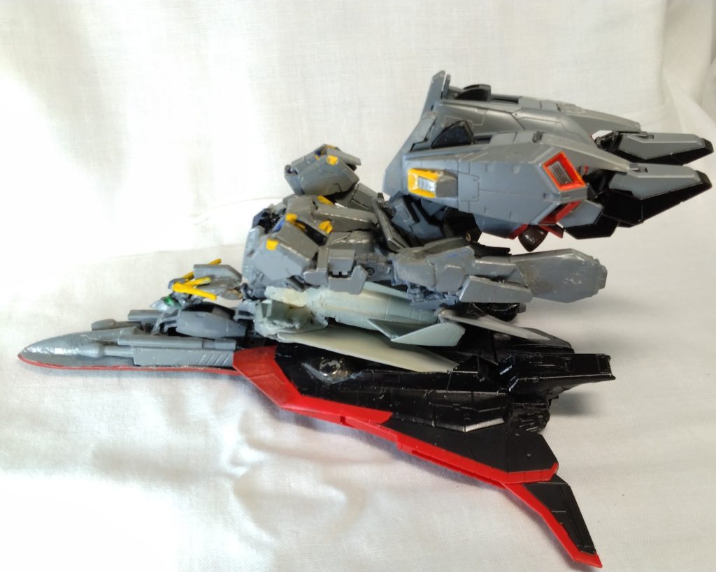 　差し替えも、複雑な行程もなく、ウェーブライダーモードになれる。　大気圏突入も、大気圏内飛行も可能だが、横向きに飛ぶロケットに近い。　イメージは『勇者ライディ◯ン』のゴッドバ◯ドです。