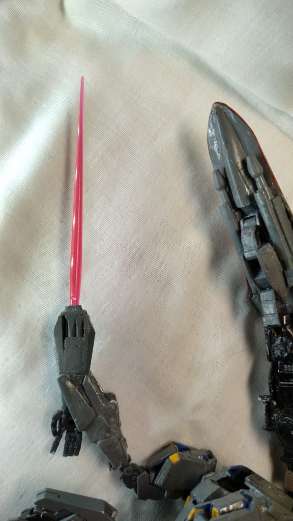 　ビームライフルなど追加装備が持てるのは勿論だが、内蔵武器としてはウェーブライダー先端のビーム砲と、腕に内蔵されたビームユニット（高出力ビームサーベルと、ビームガンの両用）。　ビームサーベルやライフルなどの武器を手放して丸腰に成るなど、兵器に有るまじき行為だから組み込まれている。　ユニバーサルジョイントに繋げられる各種兵器類も追加可能。