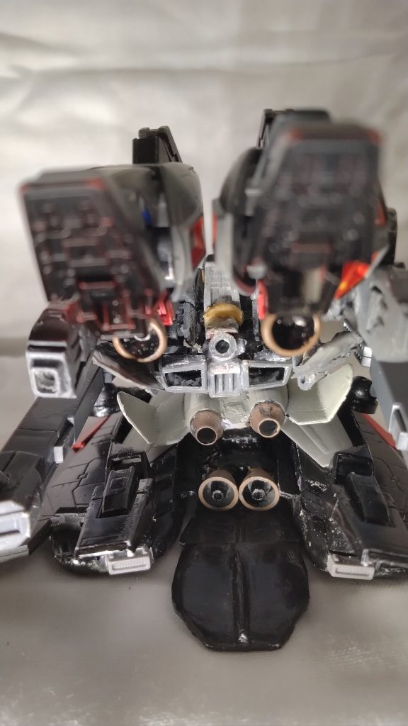 　三セット六基の高出力ブースター（茶色の部分）が、比類なき加速を生み出す。　ブースターを一切無駄にしない設計。　推進器は熱核エンジンではなく、シャトルにも使われているジェット／ロケットデトネーションエンジンを使用。　小型原子炉は電力供給にのみ使われ、推進器による原子力燃料の使い過ぎで発生する生命維持装置の停止を予防している。