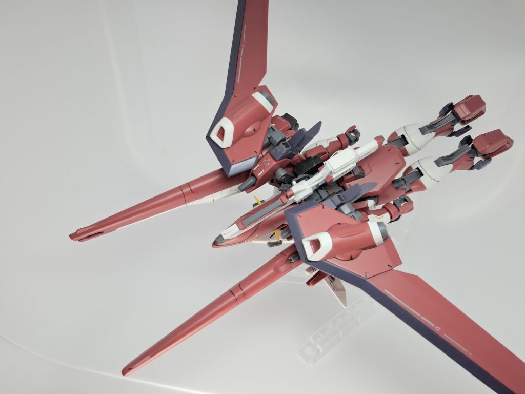 変形も可能。流石にビームライフルのマウント位置はそこじゃないだろと思ったので、背中にマウントできるように位置を変更。