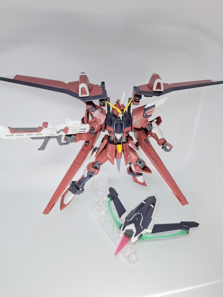 なんちゃってハイマットフルバースト。盾の真ん中に空いてる穴を塞ぎ、ライフリの様に翼からビーム刃を展開できるようにジャンクや自作パーツを切り貼り。見映えを重視して翼も大きくした結果、翼や機構が盾の中には収納しきれなくなりました。