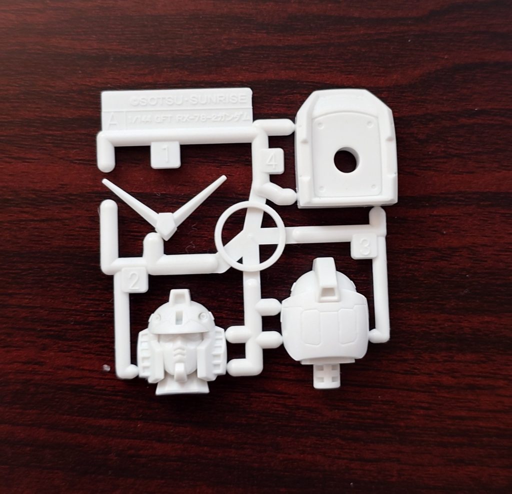 頭は十年くらい前にガンダムベースのイベントかなんかでもらったのを使いました。まだあと2つあるこれ見て分かる人はいるのだろうか?