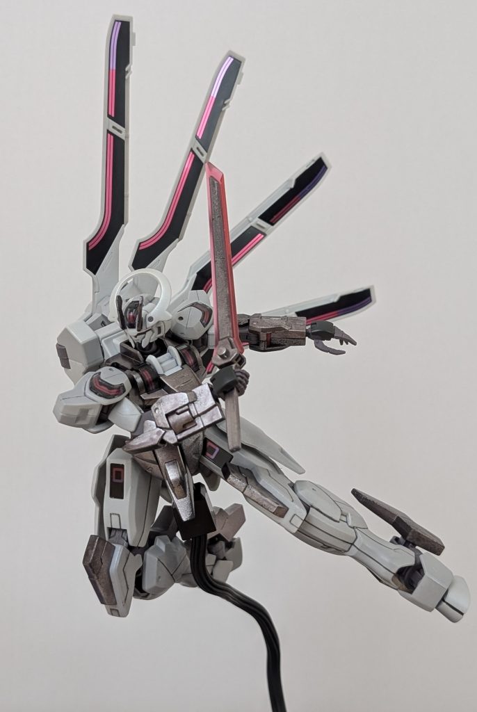 内部フレームはお決まりのガンメタ。多少の塗装ムラがあっても経年劣化感出せて好き。外装パーツは薄くグレーで下地をつけてからこれまた薄くパールホワイトで塗装してみました。が写真だと全く伝わらない悲しさ。あとは所々にスジ彫りして情報量追加。