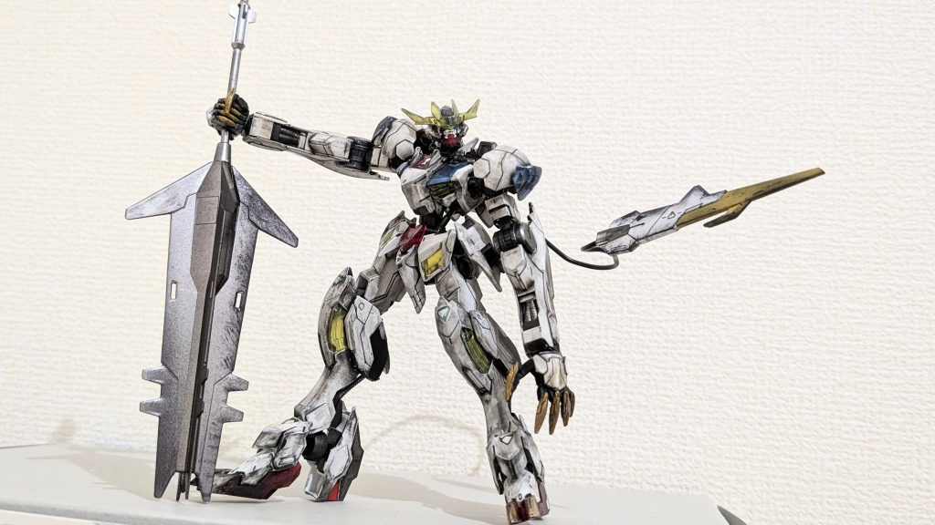 腕をメインにディティール追加して勢いよく汚してみましたクソデカメイスはクリアパーツだったのですが気に食わなくてガンメタで塗装してあります爪の塗り分けはどうせ汚すからってことで適当です