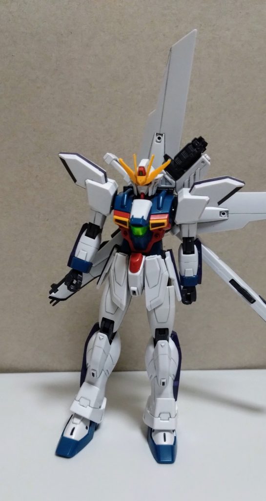まずは普通に正面素立ち。外観では普通のガンダムXです。膝のシールは剥げたのでこのまま放置しましたw気が向いたら塗装します。