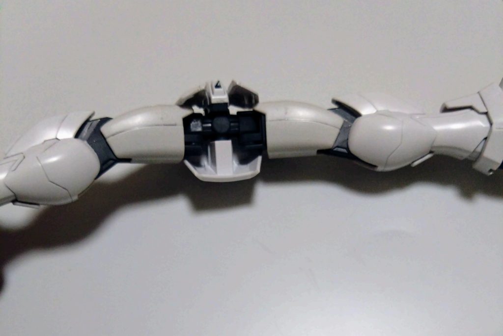 そして、改修した股関節。ガンダムダブルエックスの股関節の軸パーツを使い、可動範囲を広げました。その際、普通にはめ込んだりは出来なかったので、上下を反対にしています。そのため、アクションベースの差し込み棒は入りません。