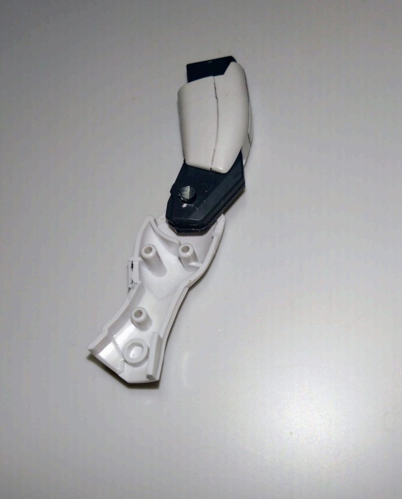 足の関節部分はガンダムヘリオスのものを使用しています。こちらもそのままでは入らなかったので、ヤスリでゴリゴリと削って合うようにしました。 今回はこれで終わろうと思います。また機会があれば投稿してみようかなとも思います。(いつになるかは分かりませんが……w)