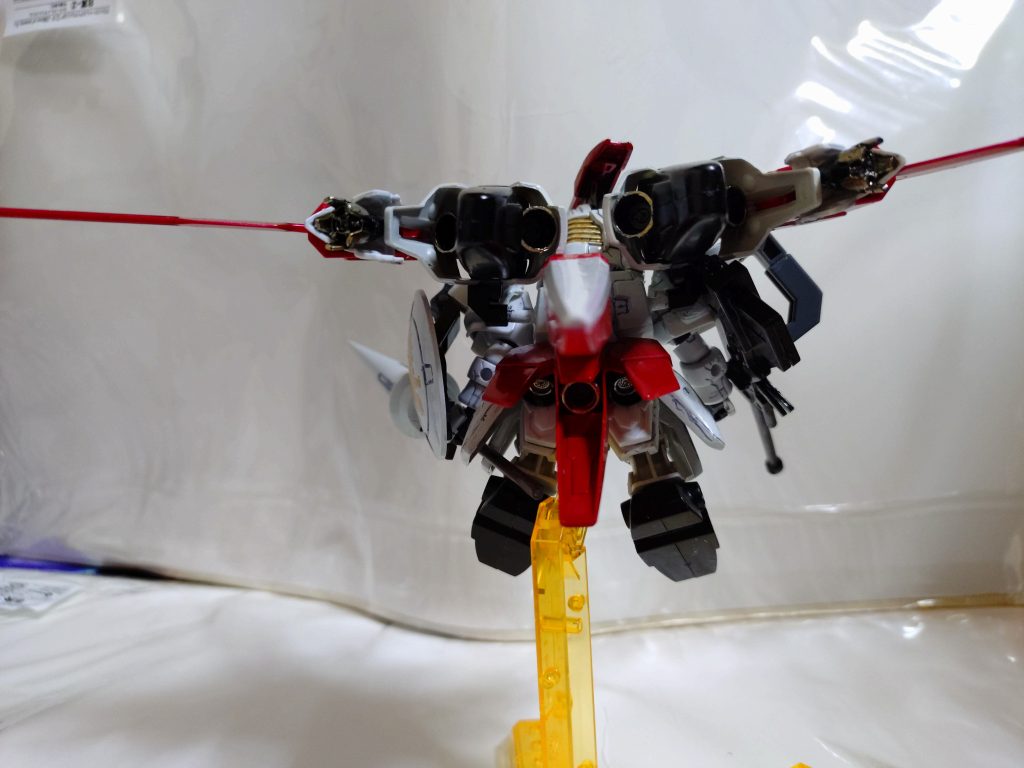 途中、スーパーバーニアのウイングが折れてしまい(´；ω；｀)ダークマターブースターがあったので加工して付けることにジンクスIIIの腰パーツがカッコよさそうだったのでつけちゃいました