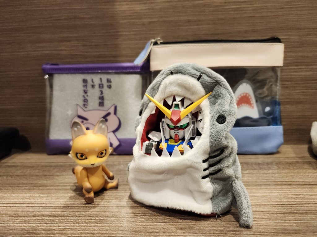 冗談はさておきコレが今回の戦利品だ…・謎のキツネくんフィギュア・ジョーズのミニ着ぐるみ・ジョーズのクリアケース・救いのヒーローのクリアケースOガンダム「えーとこれはどこのお土産…」え?駅前のヨドバシカメラの中にあったガシャポンとDAISOと39マートの商品だよ。Oガンダム「栃木要素はどこなんだよ!」仕方ねーだろ!バンダイミュージアム土産物も限定玩具も取り扱いねーんだもん!!