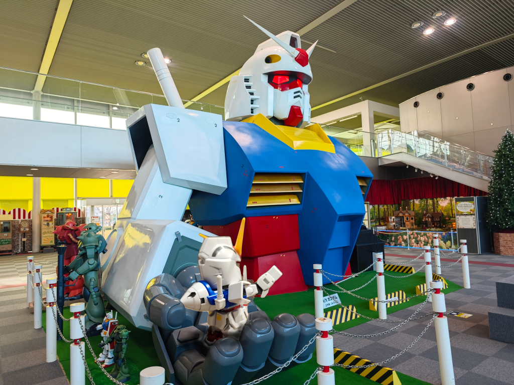 …と「おもちゃのまち」の田舎的な側面はさておき今も昔も玩具工場とかが多いのは事実な訳でこの名前自体は伊達ではないんだよ!Oガンダム「初代のおっちゃん!」バンダイミュージアムには1/1のファーストガンダムがいたり色んな玩具が展示されてたよ。