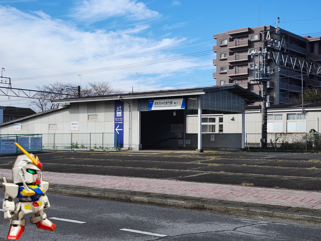 …Oガンダム「…は?」…噂には聞いてたけど想像してた以上に田舎の駅って感じだね…。ちなみにポスターにあったご当地萌えキャラは駅から出たらほぼ見かけなかったよ…Oガンダム「なんでだよ…なんでだよ!」でもまぁ捨てたもんでもないよ、なんせ駅で談笑してたおばあちゃんが「のどかな町だねぇ…」って言ってたレベルでのどかだからね、あんな台詞リアルで初めて聞いたよ。Oガンダム「…」