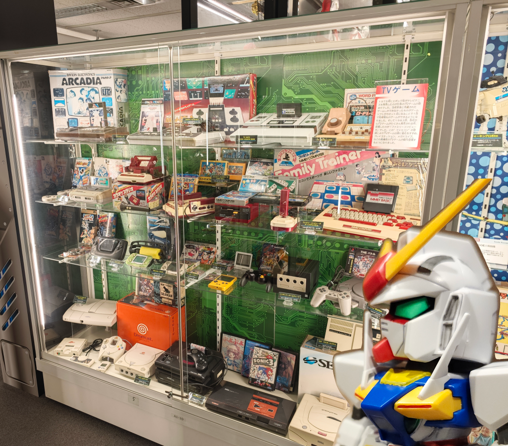 玩具といえば、ゲーム機の展示もあったんだけどこれに関してはちょっと言いたい事があるんだよね…。Oガンダム「ほーん…バンダイってゲームソフトも出してるし別に問題無くね?」 …実機が見れるのを僕はずっと…待ってた!Oガンダム「な、何を…?」ピピンアットマークだろ!!プレイディアもだ!ワンダースワンは置いてる癖にバンダイはあの伝説のハードを…Oガンダム「それ以上はやめろぉ!」