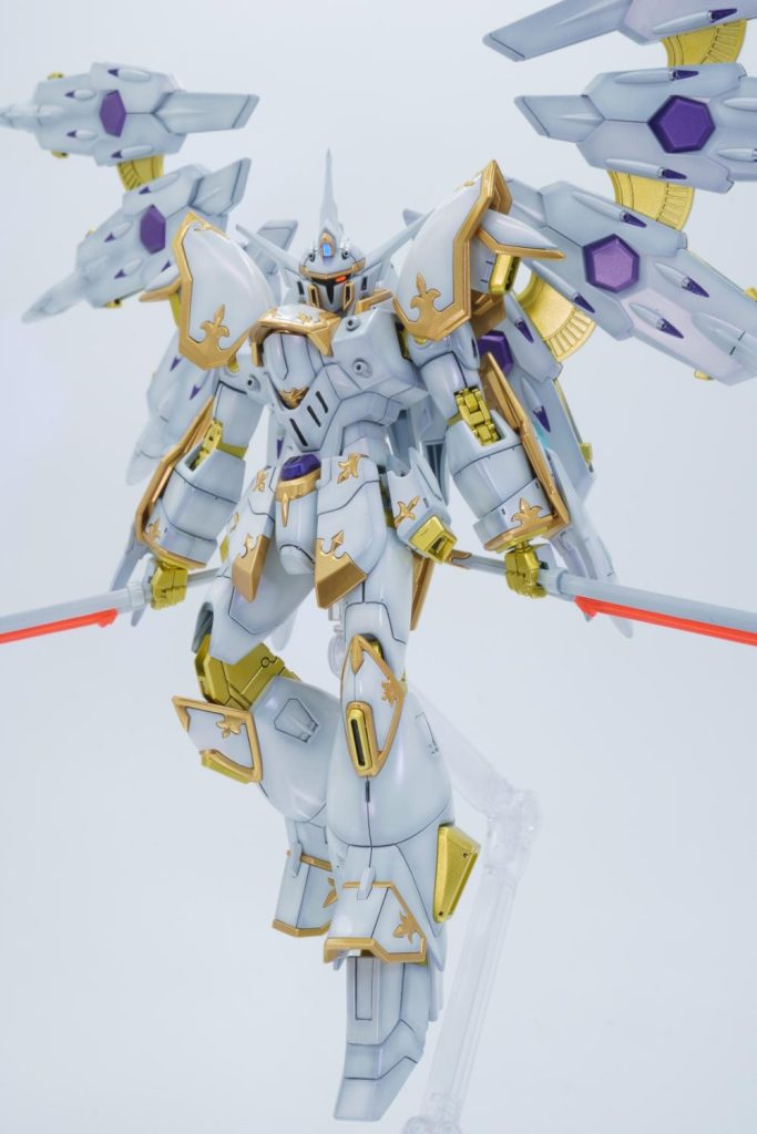 やはり白がメインの機体は、グラデが映えますね。メインカメラ部分は、一部シールを切り出して使用しています。