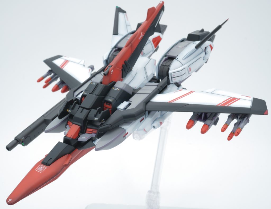 ミサイル等、細かい部分も塗り分けました。戦闘機形態は、情報量多い方がカッコいいですね。