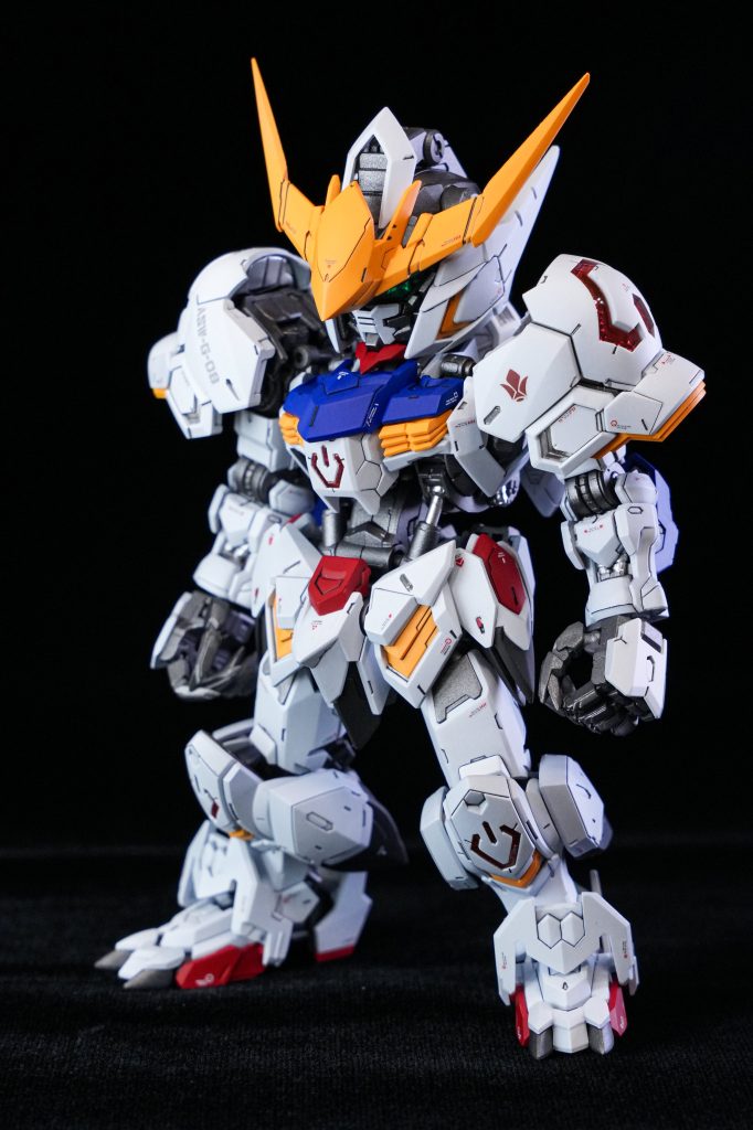 正面から 元からハイディテールなキットなので0.1mmのタガネでパネルラインを掘り直し、少しだけ細かい所を弄ってます。 カラー一覧白、ブリュンヒルトホワイト赤、REYVEブラッディレッド青、RAYVEコバルトマリンブルー フレーム、スターブライトアイアン銀、プレミアムミラークローム黄、マンダリンイエローその他、グラファイトブラック、アルマイトブラック