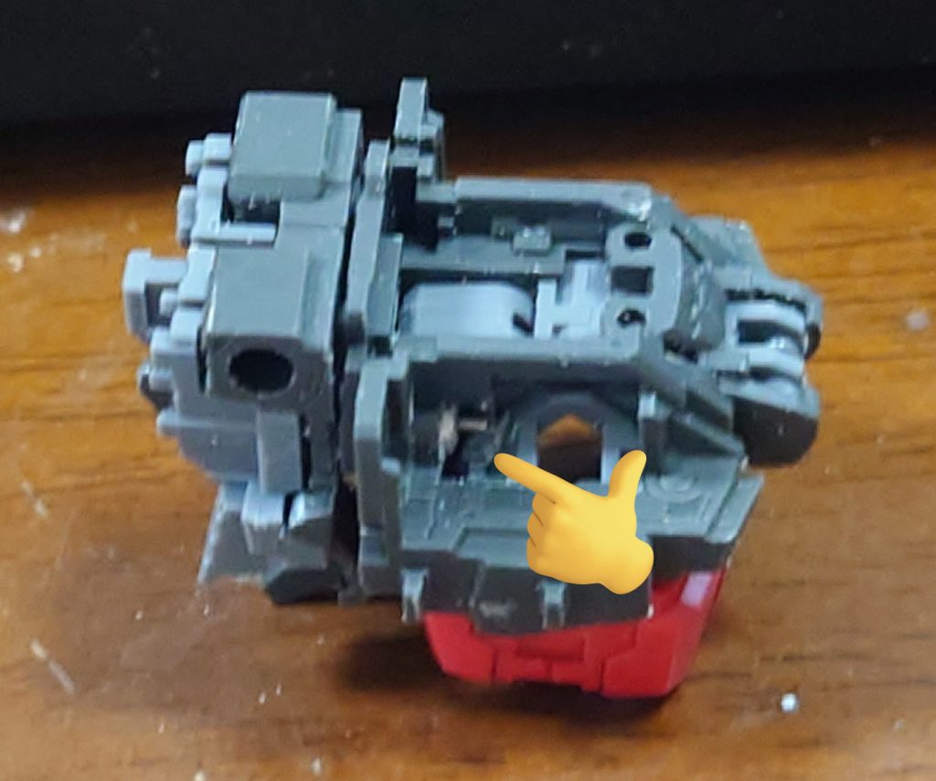 電池はPGガンダムで釣り用の電池を使っていると聞いて、3mm径のCR311をここに設置。配線をレジンで固めて、電池交換出来るようにしました。