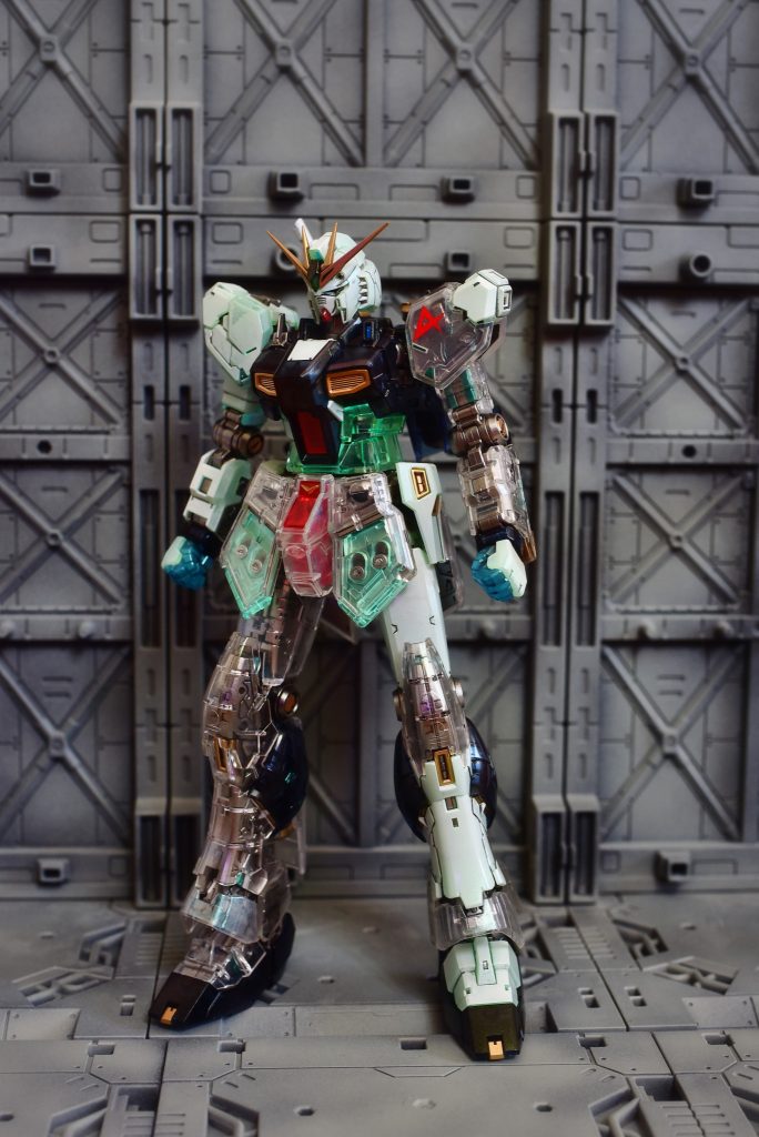 素体となるνガンダムです。せっかくのクリアカラーだったので、全てを塗装せず一部クリアのままにしてみました。サイコフレームが起こした超常現象の一つと捉えていただければ幸いです。
