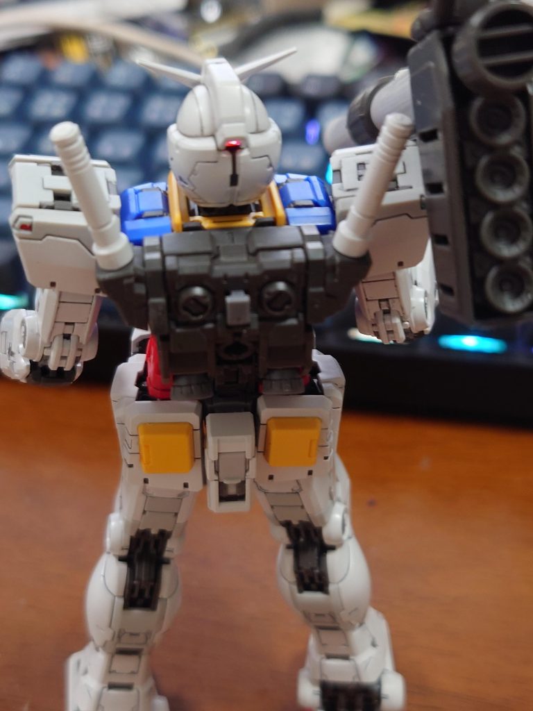 こう後ろから見ても姿は破綻させないように、電池とスイッチと配線は全て内部に収めました。