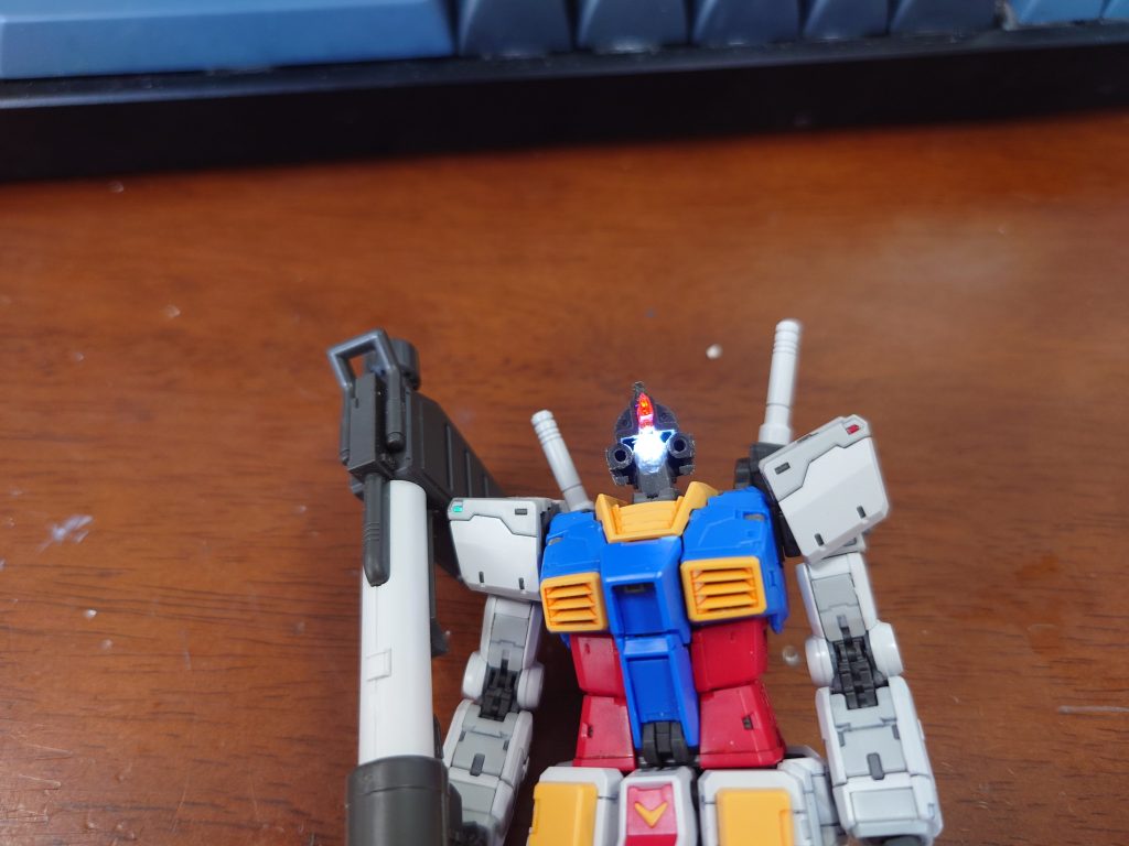 目はレジンで生成LEDは超小型チップタイプをエナメル線で半田付けした物を、頭部ジョイント部を削りレジンで固めて入れています