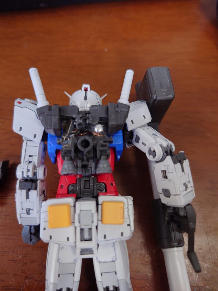 バックパック内部はこんな感じです。左に小型スイッチ、右に固定を兼ねた電池を設置しています。電池の外装がマイナス