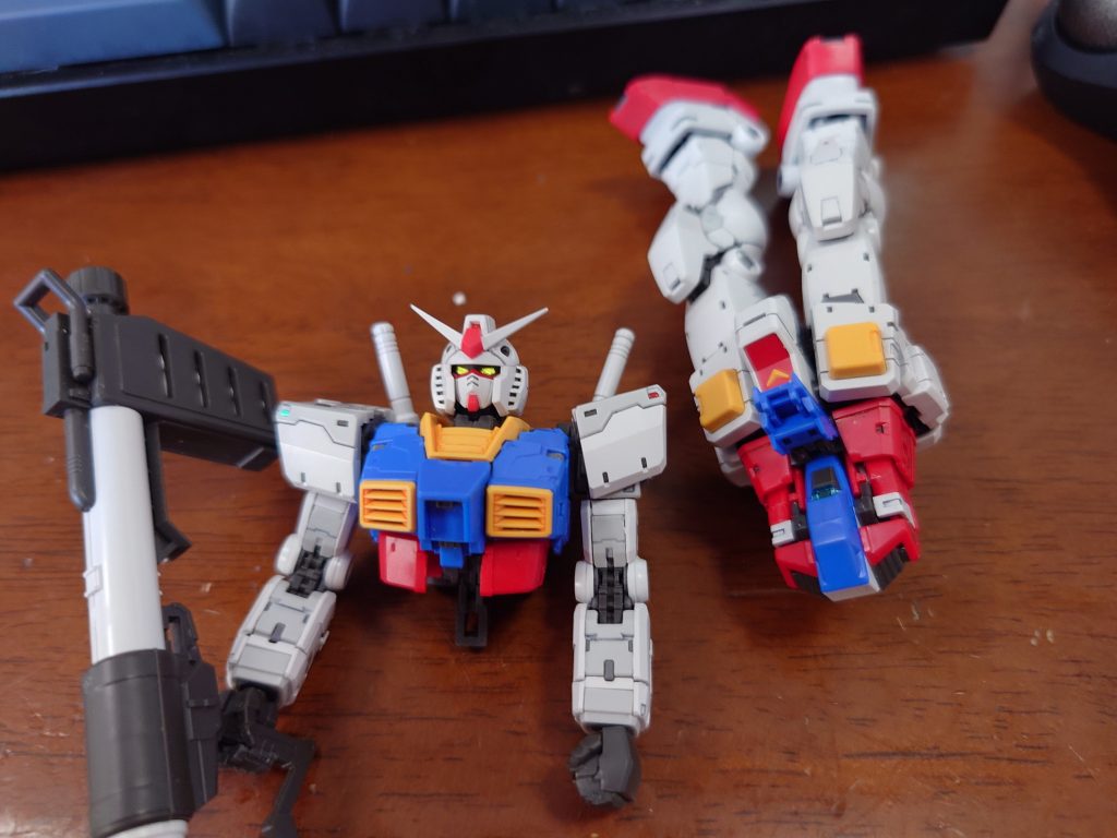 上半身にすべて仕込んでいるので、可動と変形は損なわれていません。