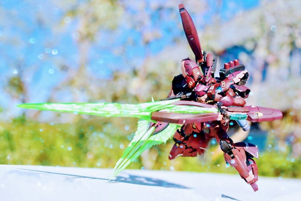 この状態でサザビーの代名詞『駄々っ子サーベル』なんてされたら、伊達じゃないνガンダムでもロングレンジ・フィン・ファンネルをサーベルとして使わないと受けきれないですね。