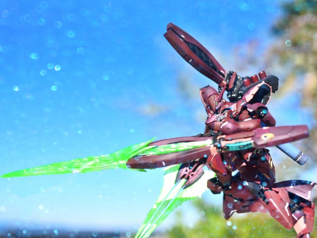 サザビーはシャアの搭乗機の集大成だと思うので、サザビーに至るまでの各機体をイメージしたカラーリングに塗装しました。一年戦争時のシャア専用各機をシャアピンクとシャアレッド、リック・ディアスっぽい赤と百式の金色、あとは専用とは言い難いジオングっぽさをプロペラントタンクに。