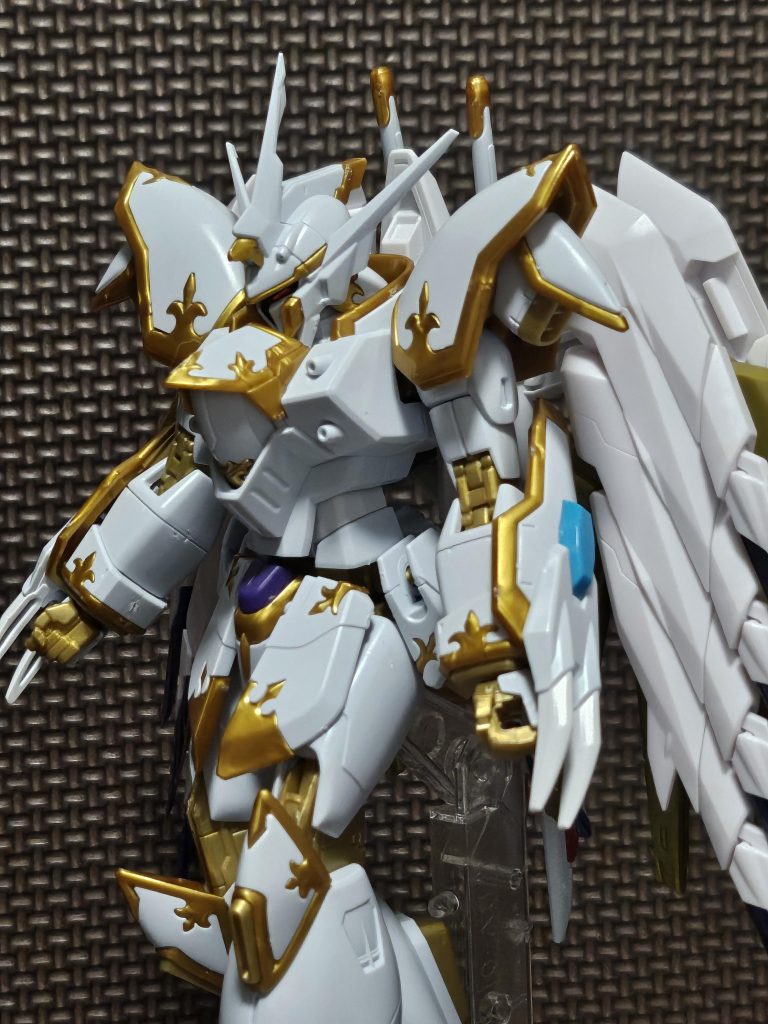 なんか別のロボアニメの主役機みたい