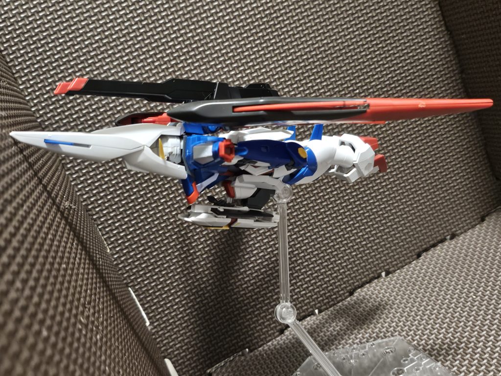 変形時は背部レールガンにて牽制、攻撃が可能。