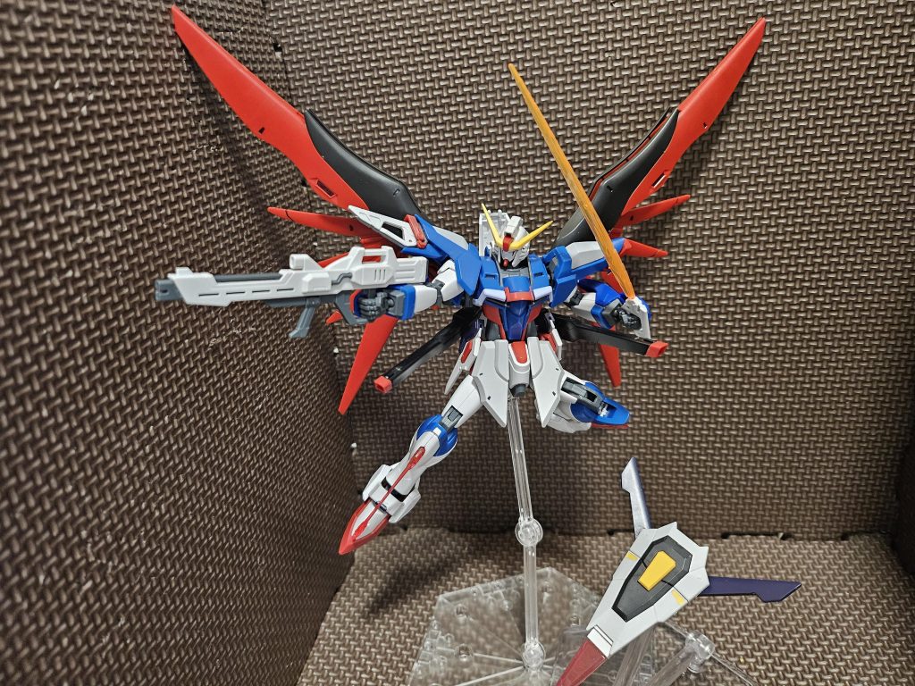 フラッシュエッジ4シールドブーメランシールドも先進技術を取り込み簡易ドラグーンによる投擲、飛行可能。ビームライフルはライジング・イモータルと共通モデル。背部レールガンは腰部での利用可能。