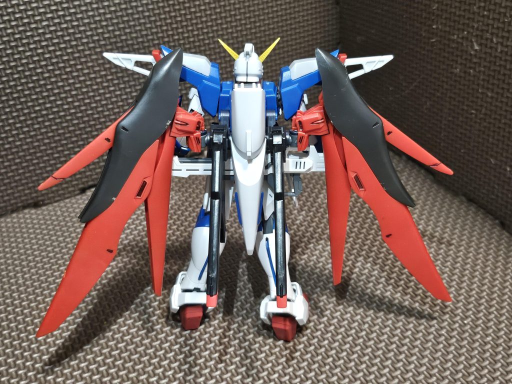 バックパックが下がり気味になっているのは格闘メインの装備で肩の稼働の邪魔にならない様になっている為。最大稼働時は上に上がりDUPE粒子散布を高める。