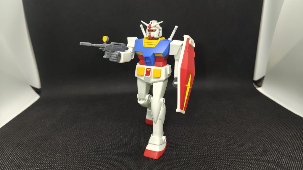 ビームライフル。肘だけ曲げるのがレトロロボの証と思ってます。